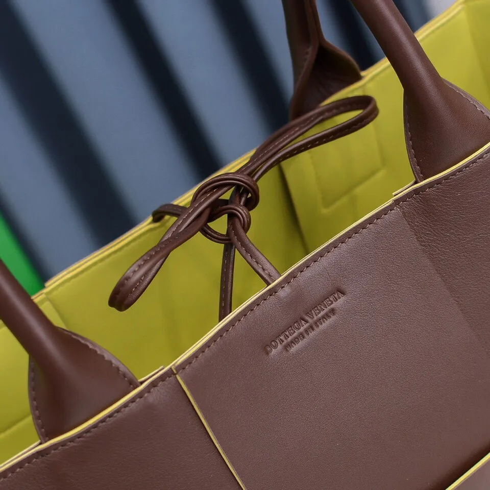 Batch 1860 BottegaVeneta# 🧷Early autumn SLIP tote handbag, the oversized woven design really makes it a huge gap from ordinary tote bags🔗🔗Different color combinations for the inner and outer layers ⛓Daniel Lee leads the brand gene to continue to evolve with fresh inspiration🧬🧬 Showing the balance between luxury and reality👉Retro brown Size: 36*24*12【9892#】